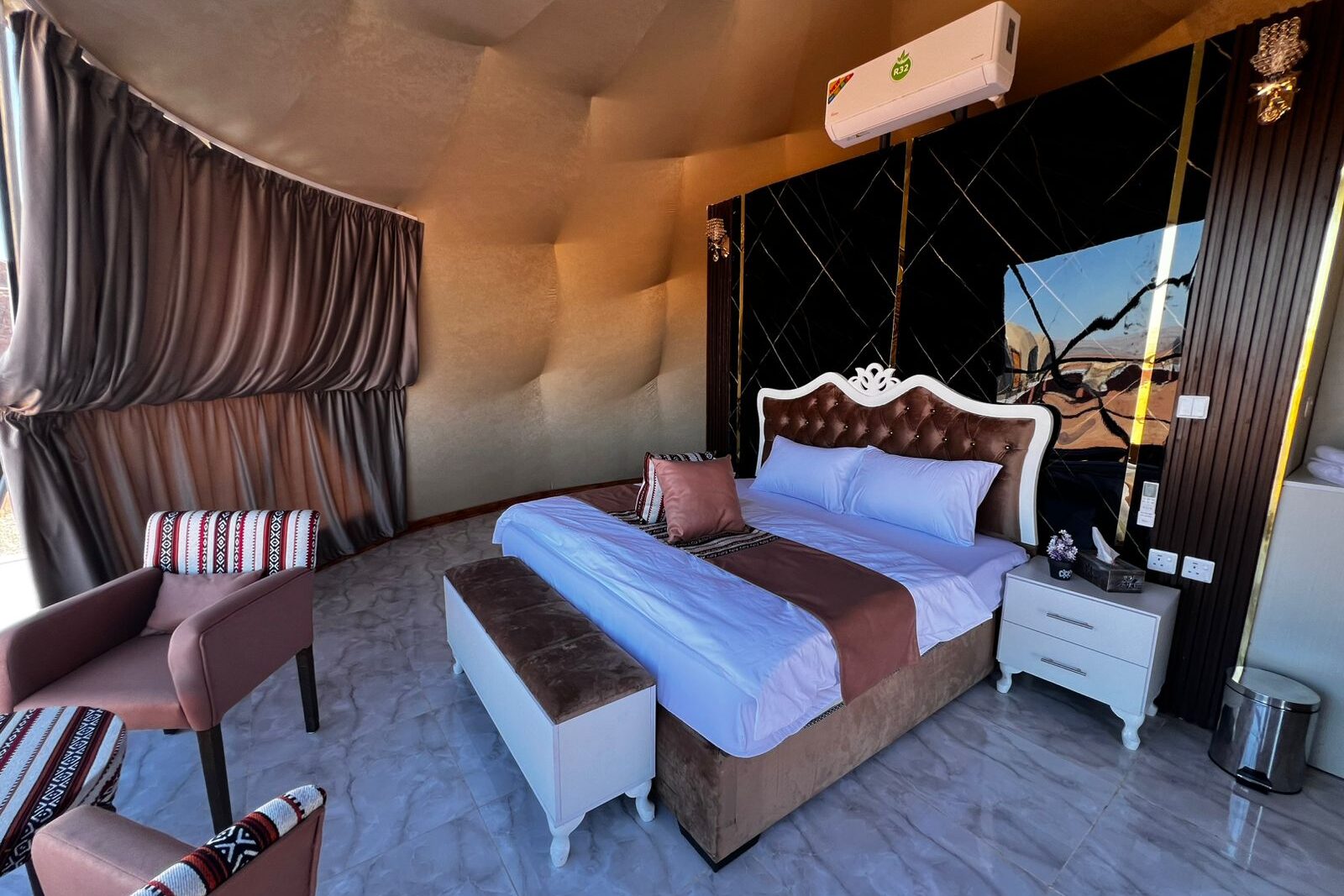 Luxury Bubble Tent with double bed and air conditioning, Wadi Rum